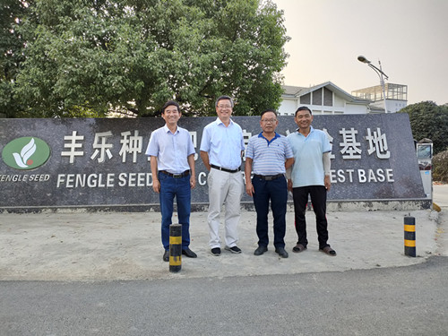 4-2江西省农科院水稻研究所所长尹建华到9999js金沙老品牌种业考察_副本.jpg