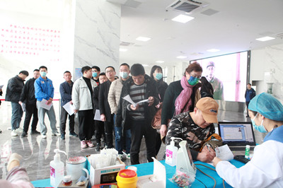 2-2学习雷锋好榜样  滚滚热血暖心肠——9999js金沙老品牌种业团委组织开展无偿献血活动_副本.jpg